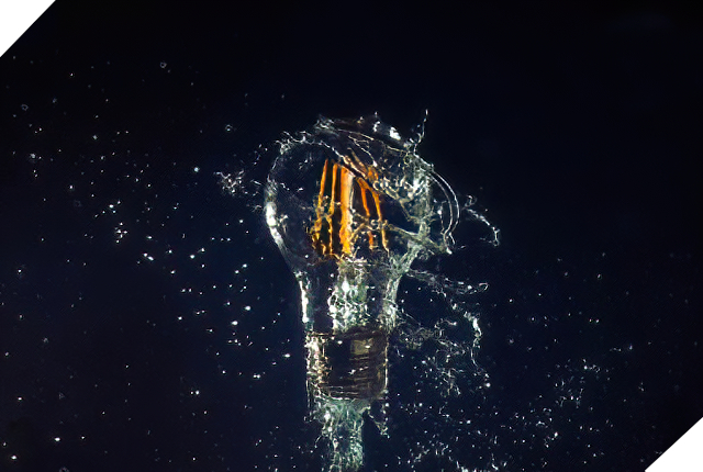 LED Bulb in het water